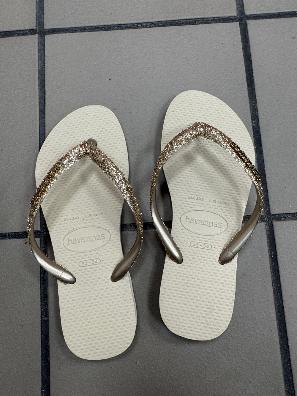 Havaianas Glitter Thong Sandals in Cream and Gold